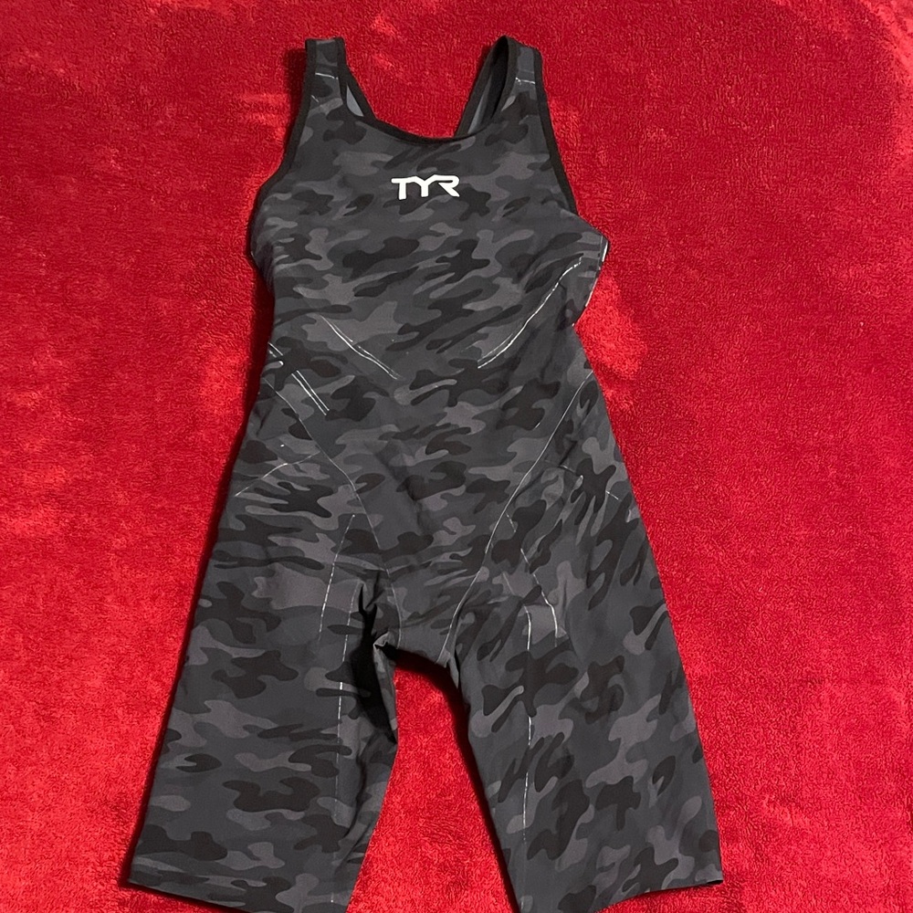TYR Venzo Tech Suit Women Size 24 (like new)